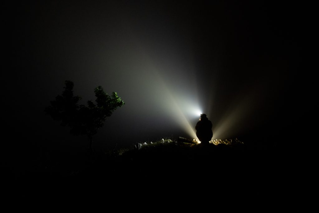 Silhouette d’une personne éclairée dans la nuit