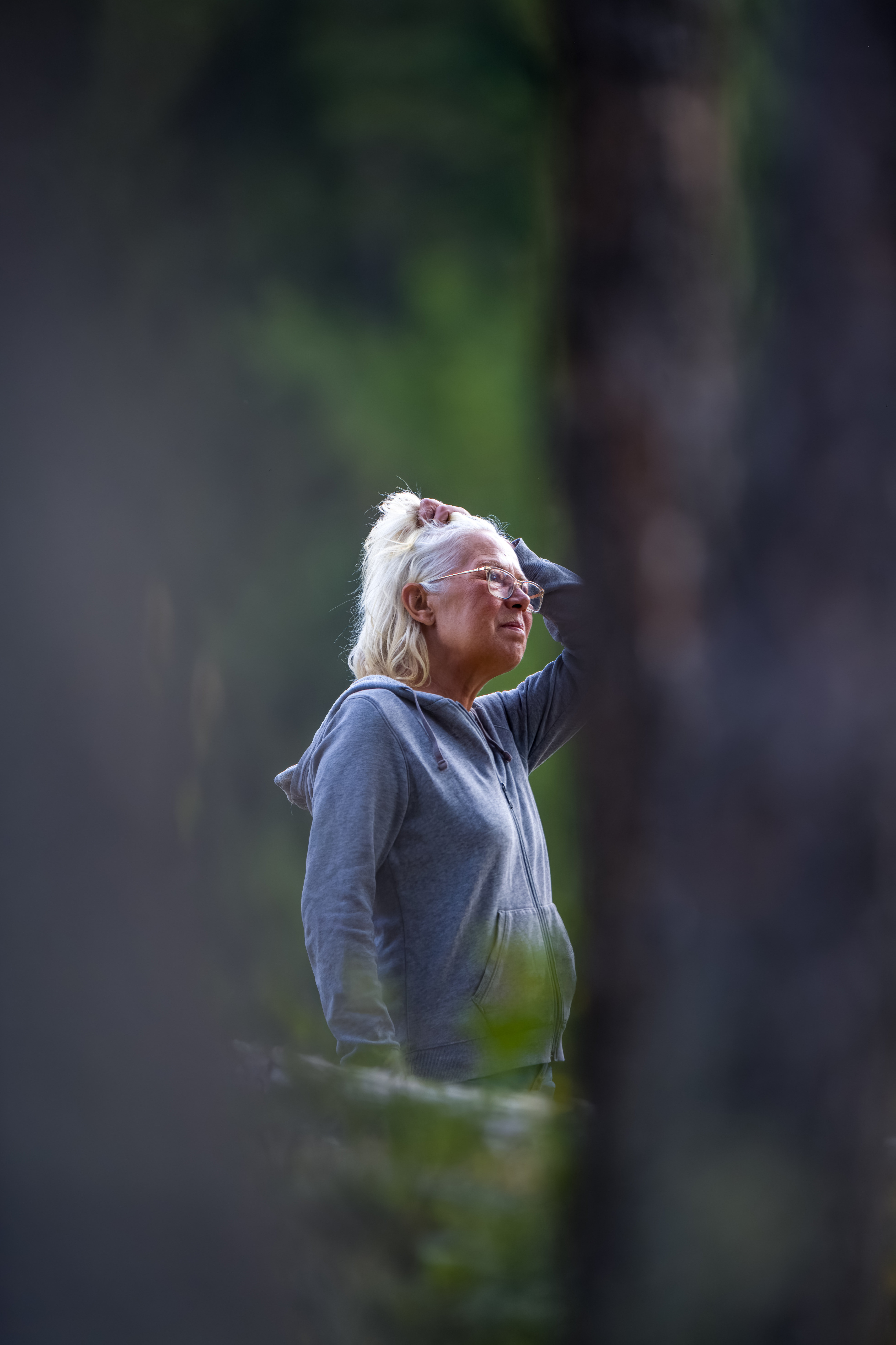 Femme aux cheveux blancs dans une forêt