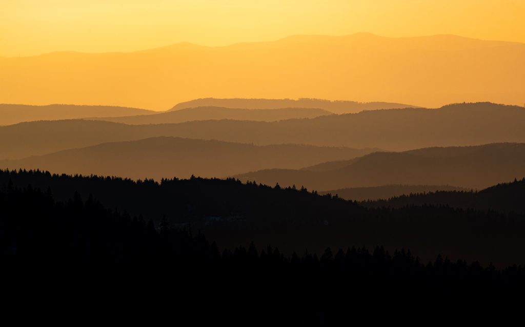 Couches de montagnes au coucher du soleil