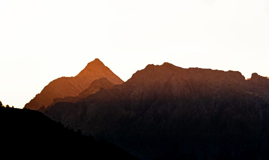 Crêtes de montagne en silhouette au lever du jour