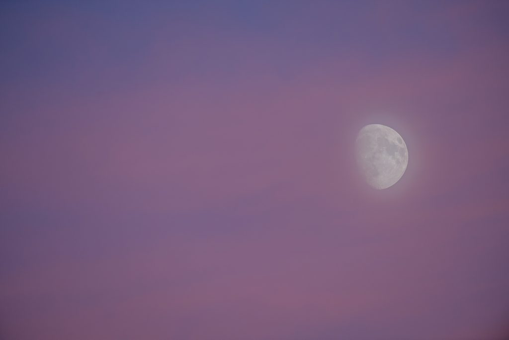 Lune dans un ciel violet au crépuscule