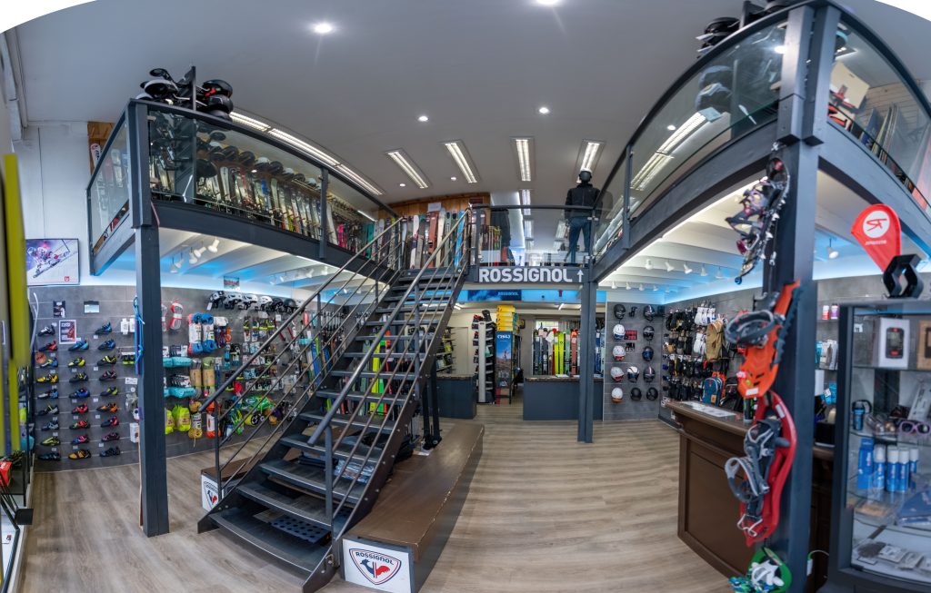 Intérieur d’un magasin de sport et de montagne