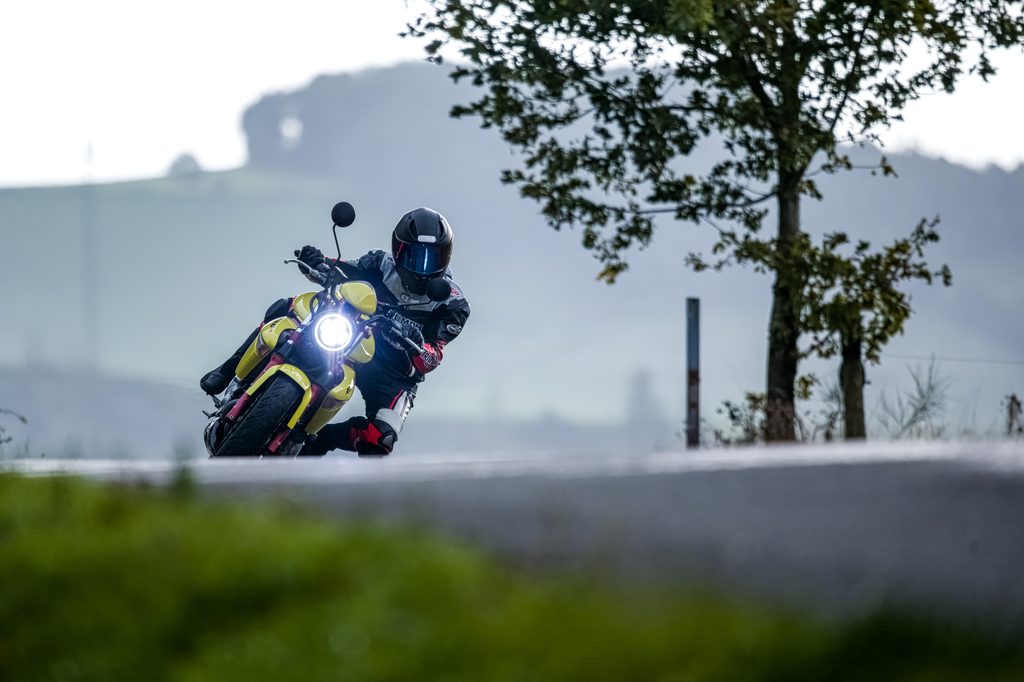 Motard prenant un virage sur une route