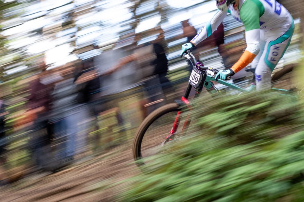 Vététiste lancé à pleine vitesse en forêt