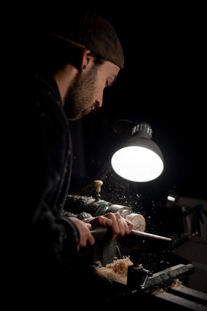 Artisan travaillant le bois sur un tour