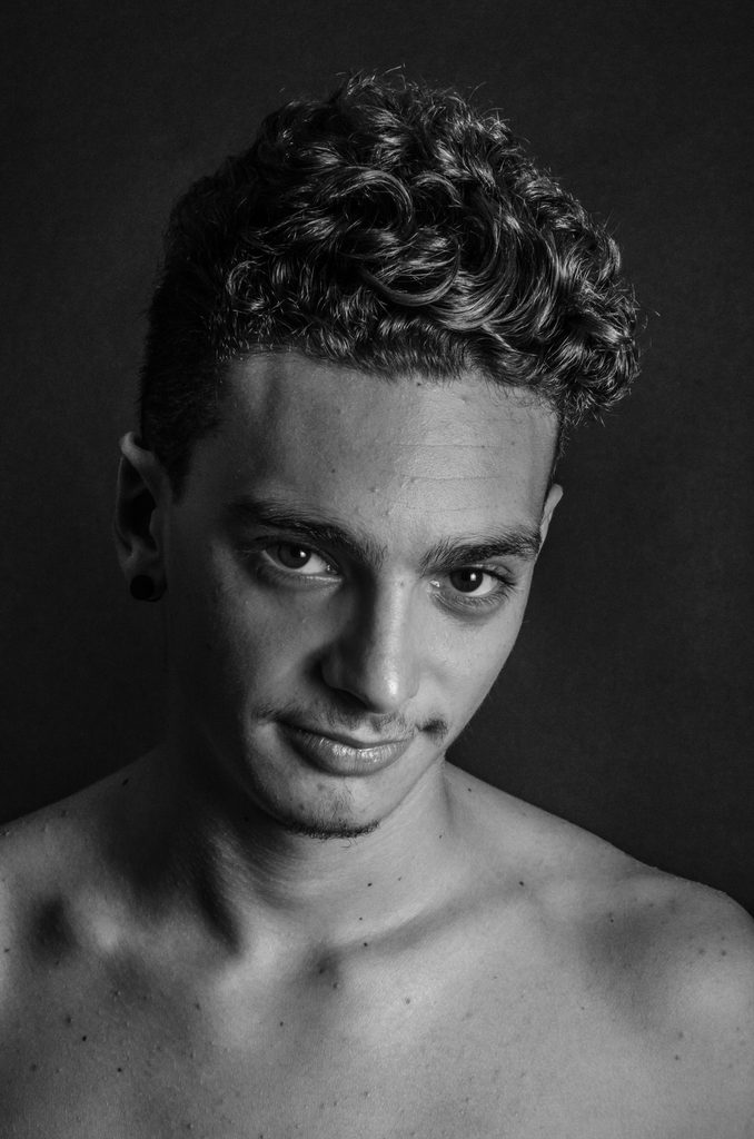 Portrait en noir et blanc d’un jeune homme