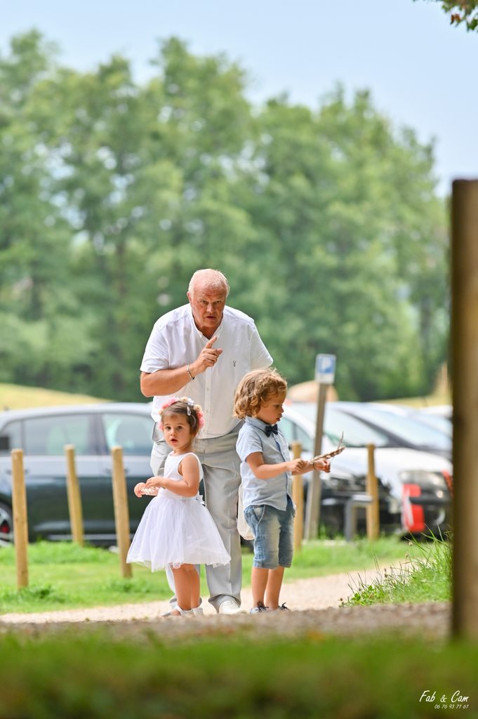 Grand-père accompagnant deux enfants pendant le mariage