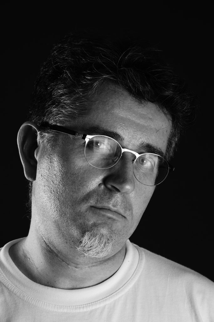 Portrait en noir et blanc d’un homme avec des lunettes