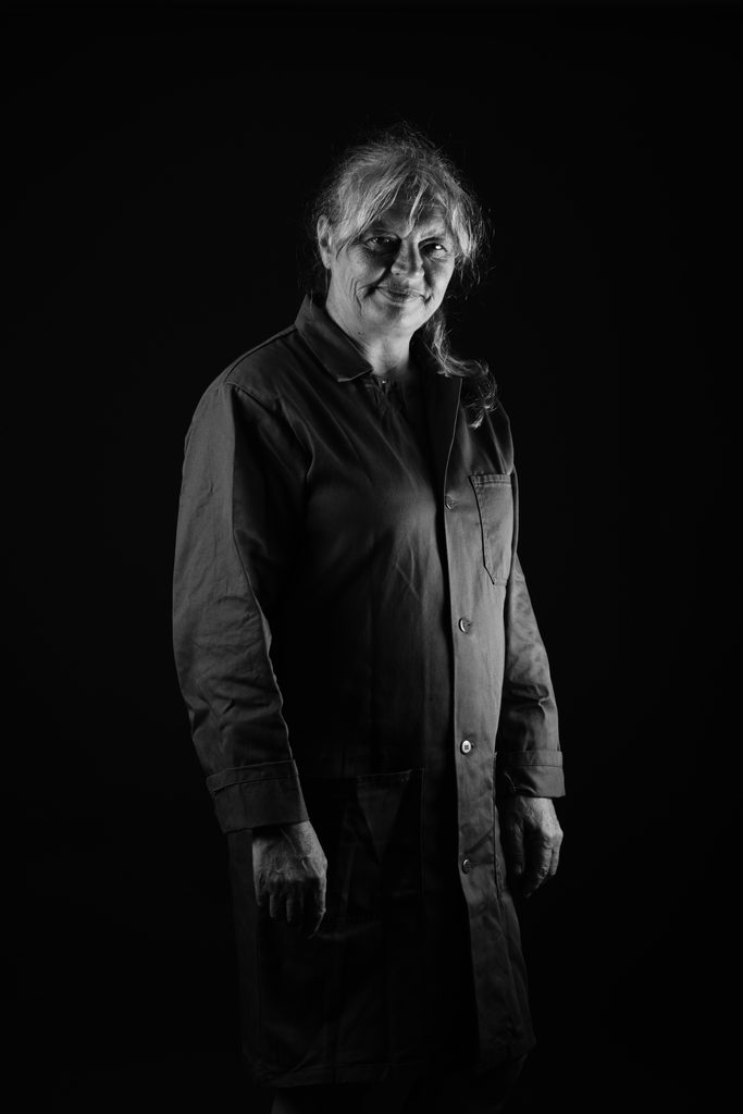 Portrait en noir et blanc d’une femme avec des lunettes