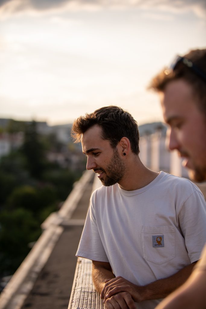 Deux jeunes hommes dans une lumière de fin de journée