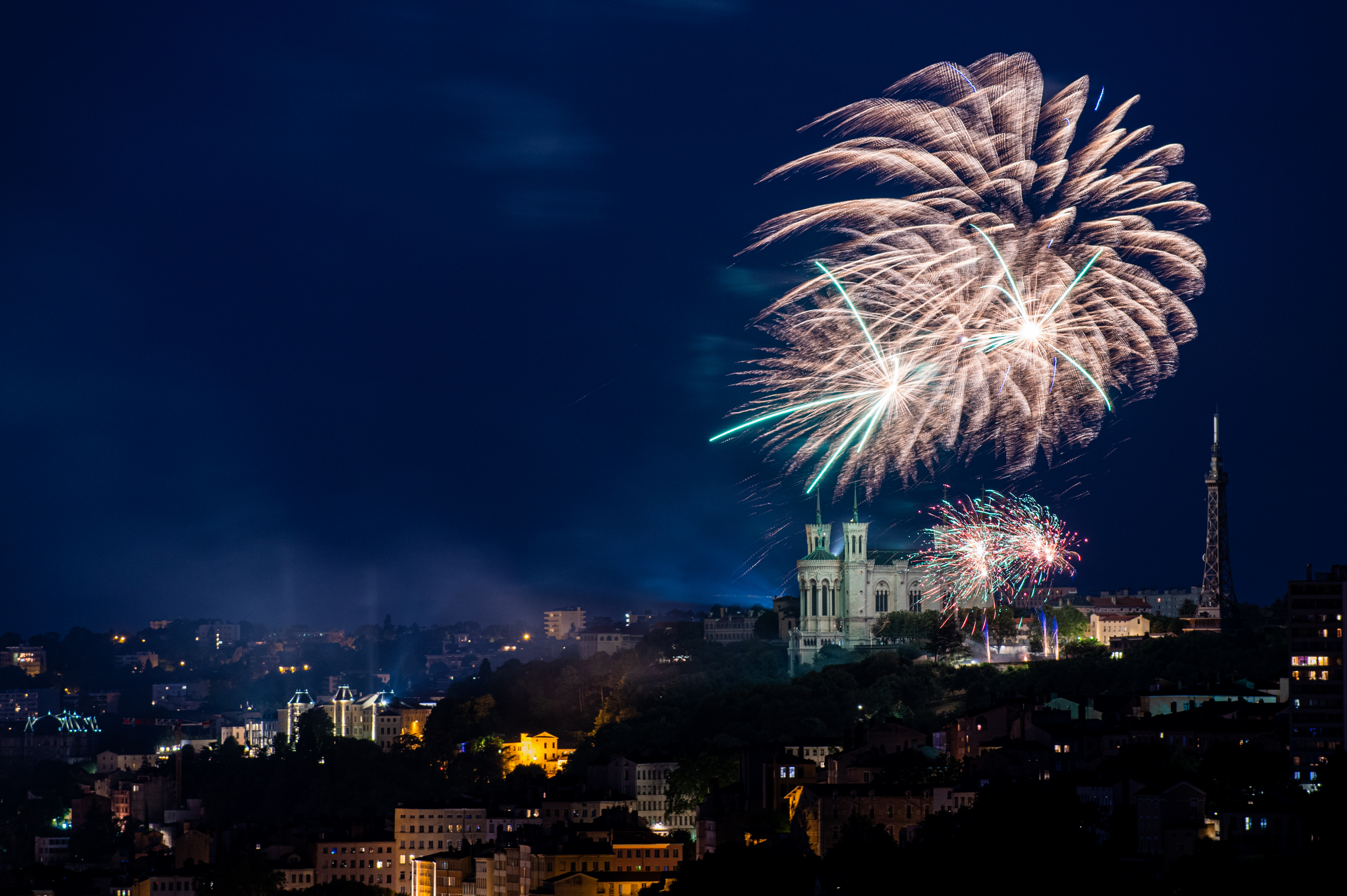 Feu d’artifice au-dessus d’une ville illuminée