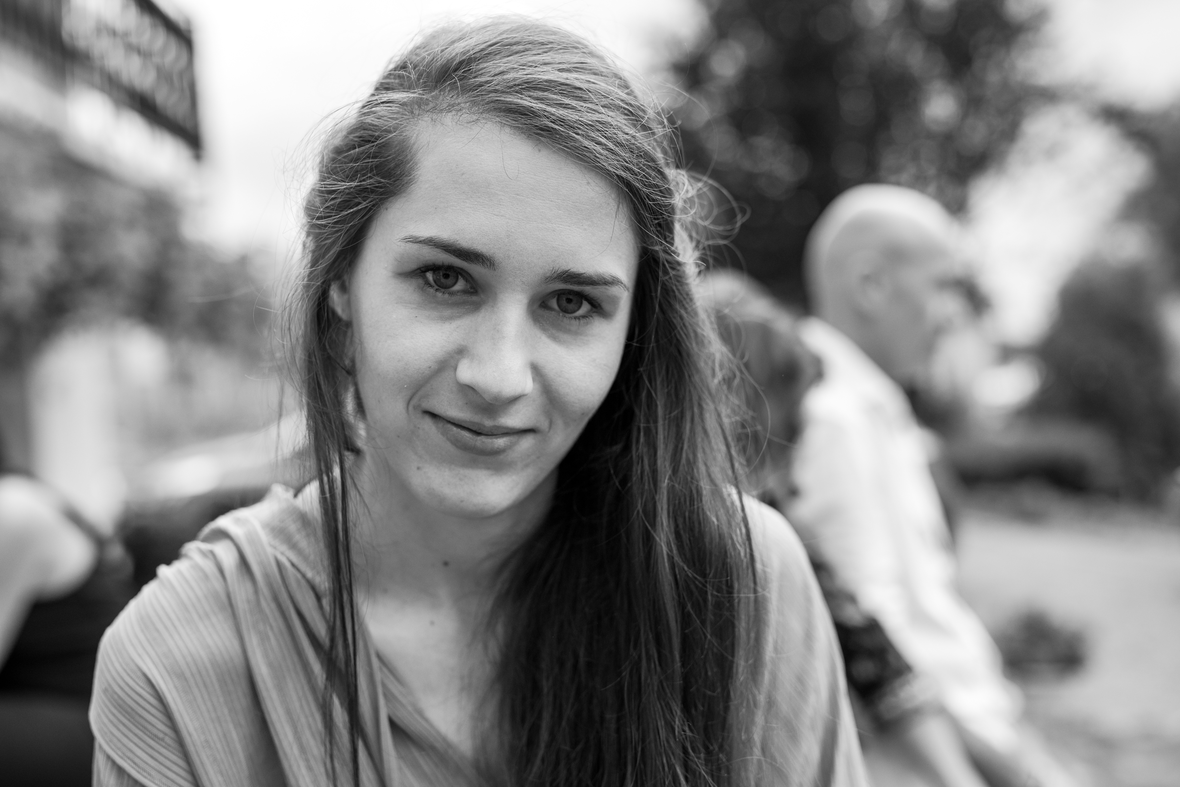 Portrait en noir et blanc d’une jeune femme en extérieur