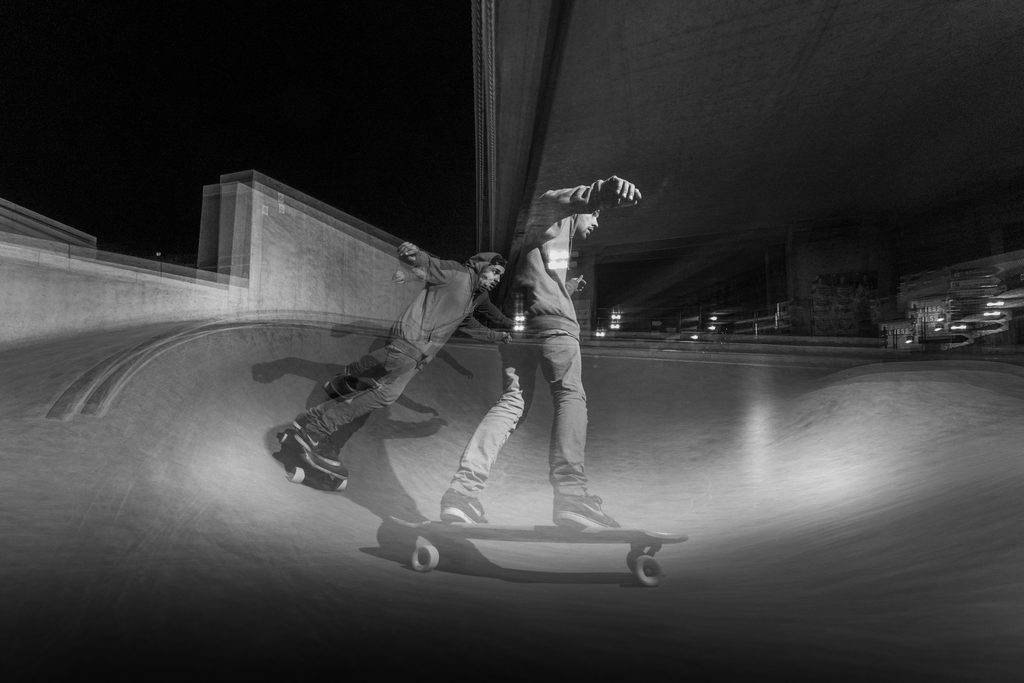 Skateur en mouvement la nuit, en noir et blanc