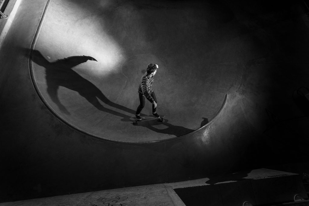Skateur dans une rampe, en noir et blanc