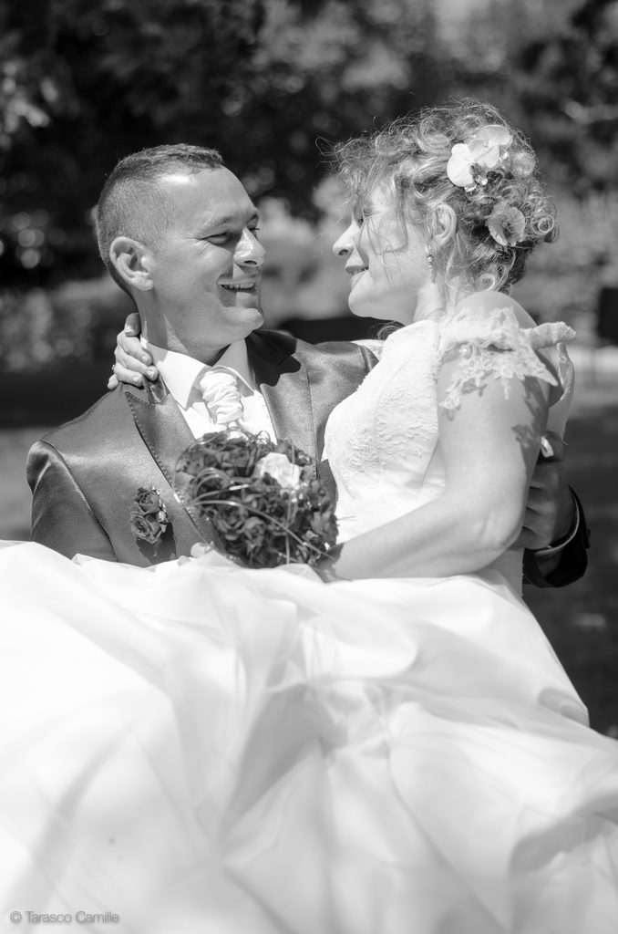 Marié portant la mariée, en noir et blanc