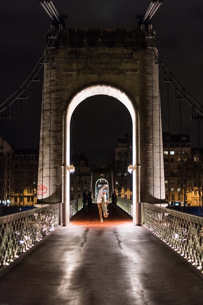 Passerelle suspendue illuminée la nuit